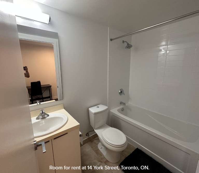Room in Toronto ON 14 York Street $1350 🇨🇦