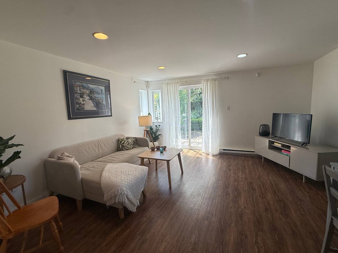 Female room in west vancouver 1400$ 🇨🇦